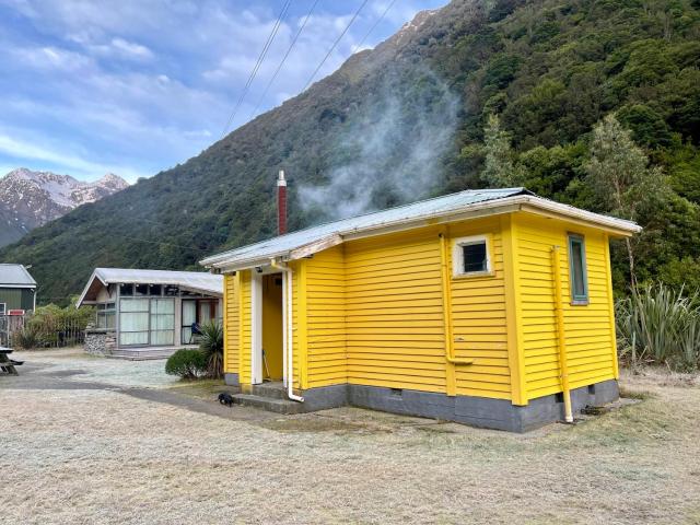 Basic, Super 'Cosy' Cabin in The Middle of National Park and Mountains