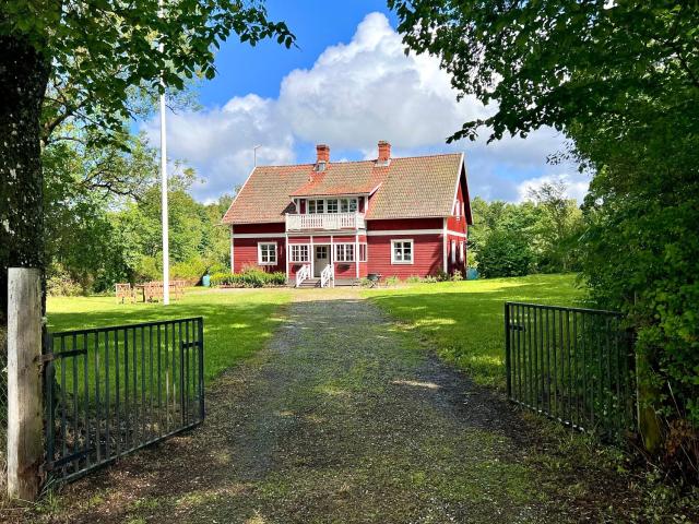 Sjönära lantgård i Bergslagen