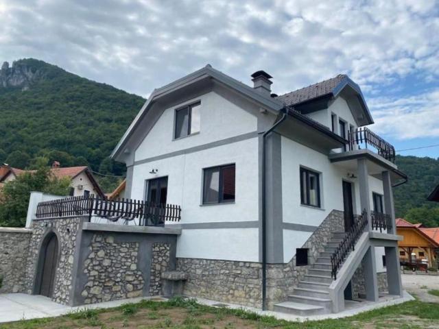 doLodge homestead in the Kolpa River canyon