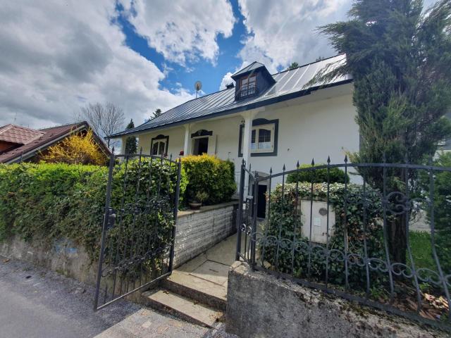 Villa Amalia, centrum Banska Stiavnica, parkovanie pre 2 auta, velka zahrada s krbom, cela Vila Superior pre 14 osob alebo samostatne prve podlazie Vila s vyhladom do zahrady pre 6 osob alebo samostatne podkrovie Vila Deluxe pre 8 osob,prístup cez PIN-kód