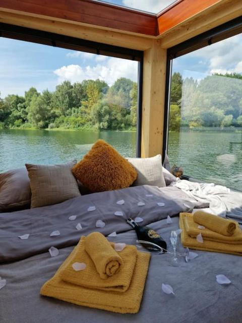 AQUACHILL houseboat & wellness