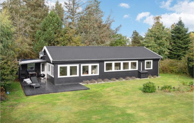 Beautiful Home In Væggerløse With Kitchen