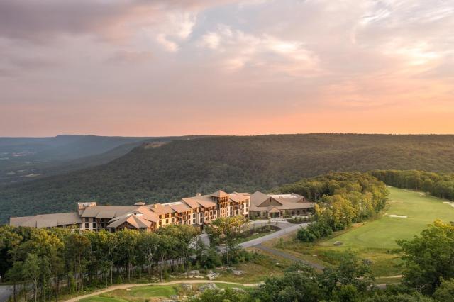 Cloudland at McLemore Resort Lookout Mountain, Curio by Hilton