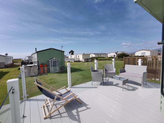 Sea and Mountain view Sunbeach Holiday Snowdonia