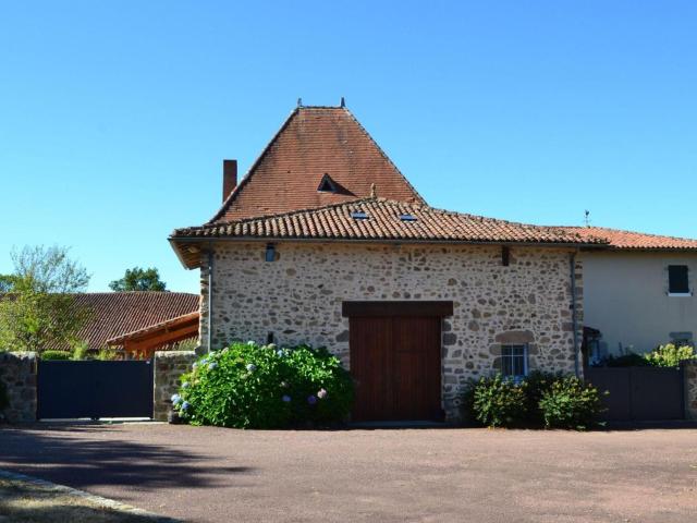 Gîte spacieux avec piscine privative, grand jardin et équipements bébé en Charente Limousine - FR-1-653-67