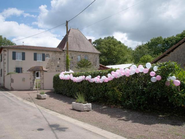 Gîte familial 10 pers. avec piscine, jardin clos et équipements pour handicap, à Esse. - FR-1-653-111