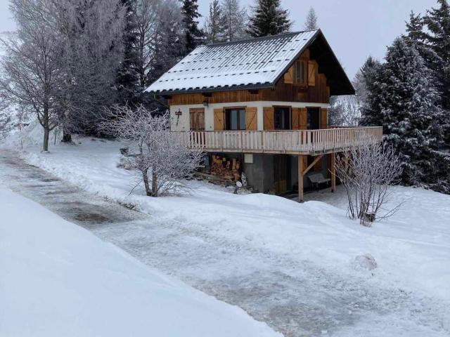 Chalet typique 3 chambres, près des pistes et ensoleillé, avec Wifi et parking - FR-1-416-222