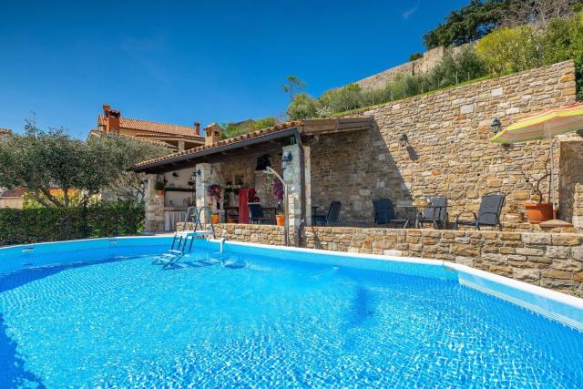 Rustic villa Pietro with panoramic view in Motovun