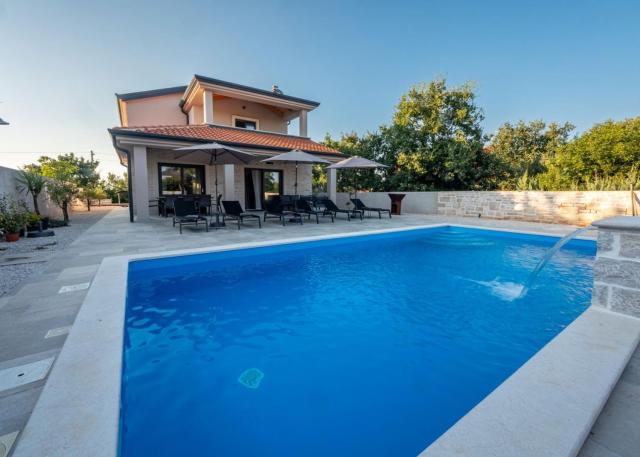 Family villa Alves with pool and grill in Porec