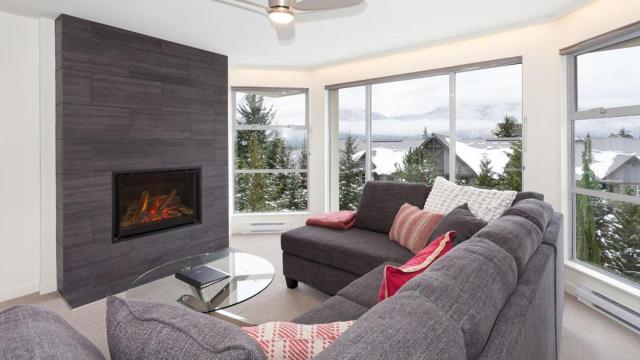 Woodrun Lodge 307 | Sleek Slopeside Unit w/ Pool, Hot Tub, & Heated Floors