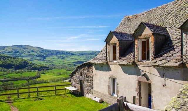 Ancienne maison de ferme avec vue montagne a Cheylade