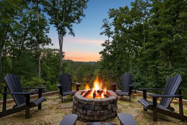 7 Min to DT Blue Ridge~Hot Tub~Fire Pit~Sleeps 12