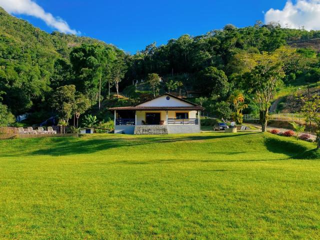 Casa na Serra com Cachoeira e Piscina