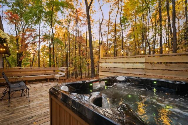 Cozy Bear-Themed Mountain Cabin, Relaxing Hot Tub