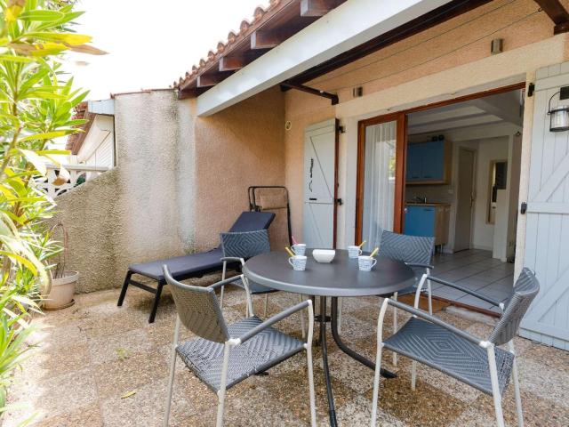 Studio mezzanine avec piscine, terrasse et parking proche plage à Gruissan - FR-1-409-189