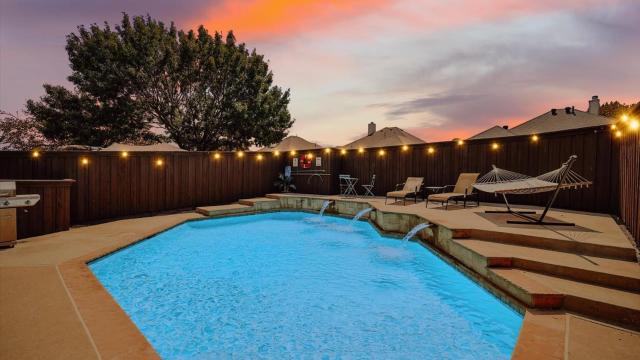 Deluxe Poolside Home, Modern 5BR with Gaming Room