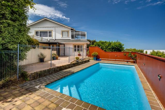 Relax At Poolside - Napier Holiday Home