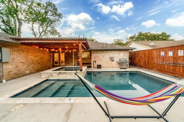 Gorgeous and Cozy Houston home w a private Pool