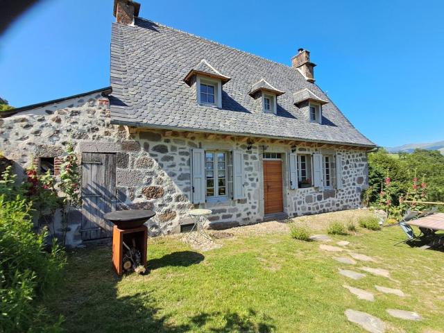 Maison rénovée avec jardin, cheminée, près du Super-Lioran - FR-1-742-528