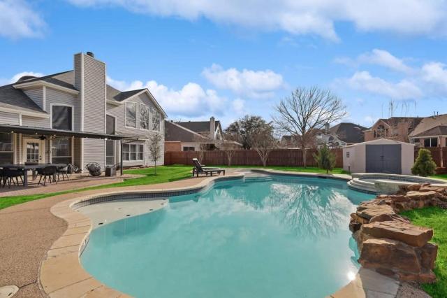 Stylish Spacious Convenient - 6-BD 2 5-BA + Pool