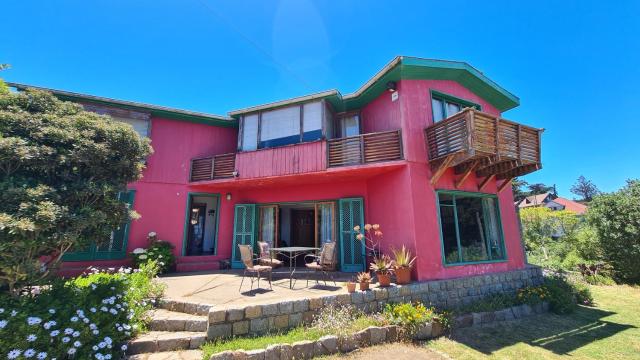 Casa Isla Negra con hermosa vista al mar