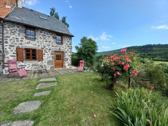 Maison de caractère rénovée avec jardin, près des monts et activités de plein air - FR-1-742-111