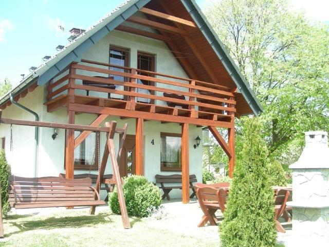 Tolles Ferienhaus in Gmina Sierakowice mit Grill, Garten und Terrasse