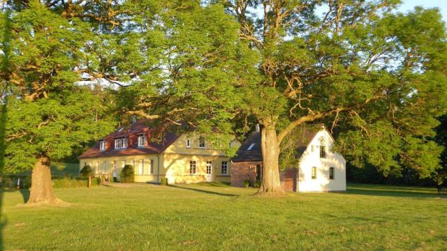 Gut-Rattelvitz-Galerie-F-hochwertig-Sauna-Kamin-eTankstelle-Spielscheune-15-000qm-Park-Land