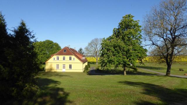 Gut-Rattelvitz-Galerie-D-hochwertig-Sauna-Kamin-eTankstelle-Spielscheune-15-000qm-Parkland