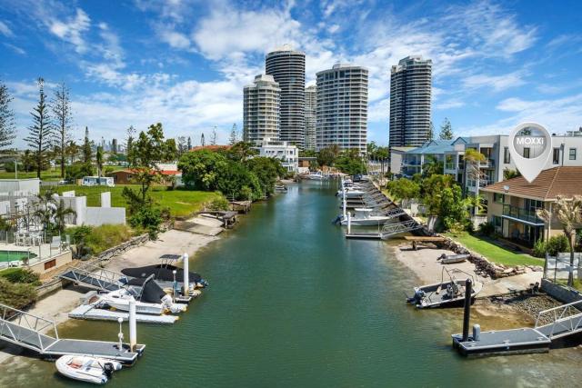 Runaway Bay Waterfront Delight