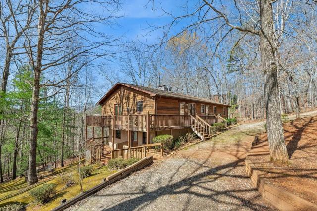 Warm and cozy cabin in Lake Lure, nestled in hardwood trees, peaceful home- WiFi home