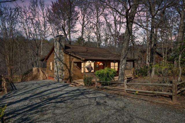 A Cozy 2BR Log Cabin Getaway-Mirror Lake-Fireplace cabin