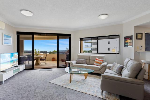 Coastal 3-Bed with Parking, Pool & Ocean View