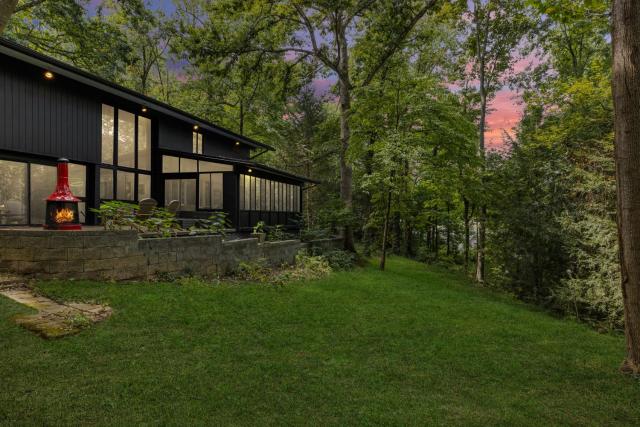 Pineview Haven by KABINO Bright and Modern Open Concept Carport Private Patio Sunroom