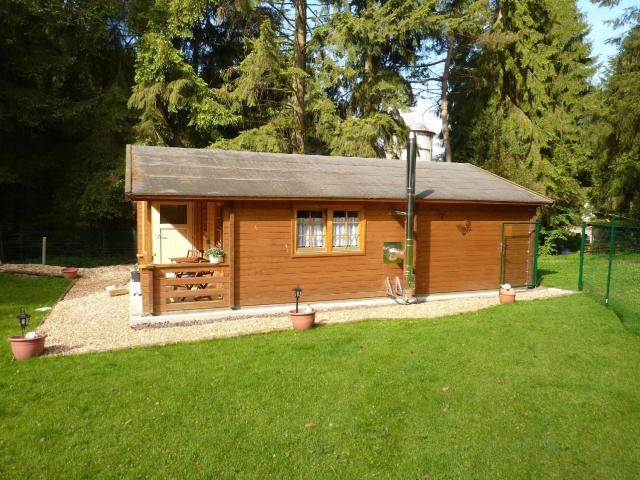 Holz-Blockhaus für vier Personen mit Terrasse und komplett eingezäuntem Grundstück