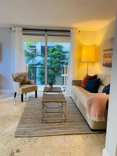 Cozy 1 bedroom unit located in a Condo Hotel in the heart of Coconut Grove Free Parking