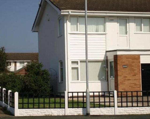 Spacious 3 Bed House in Penrhyn Bay Llandudno