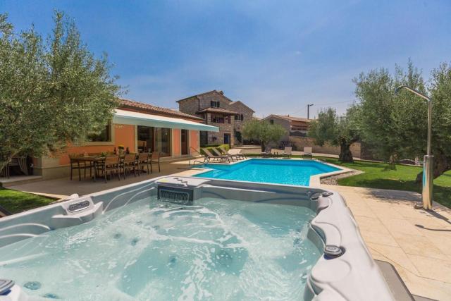 Villa Ulika mit Pool und Jacuzzi