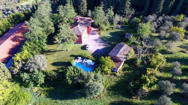 Rustikale Villa mit Swimmingpool in den toskanischen Hügeln