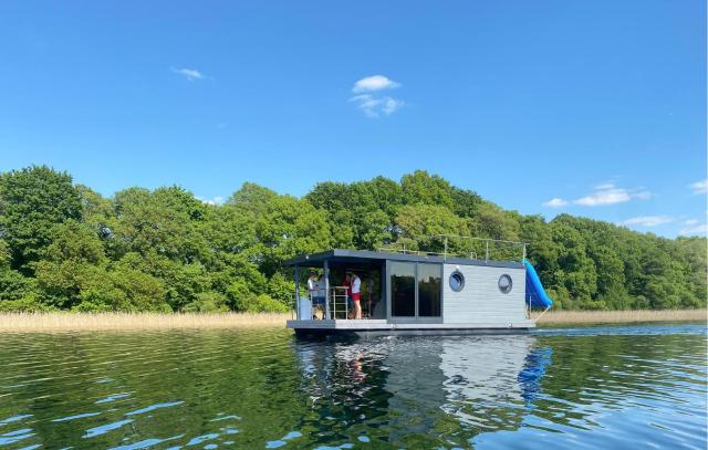 Cozy Ship In Zlocieniec With Lake View