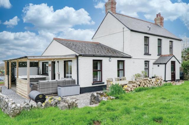 Hill House - 4 Bedroom Holiday Home - Llanrhidian