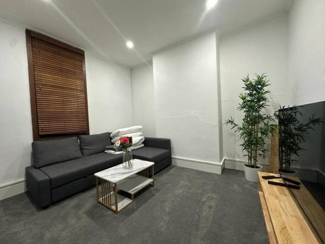 Remarkable 2 Bedroom House at the Centre of Darlinghurst