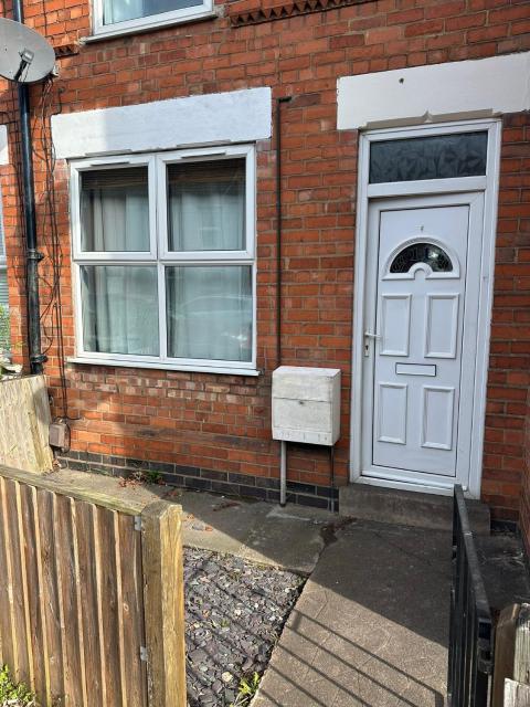 Spacious town centre 2-Bed House in Newark