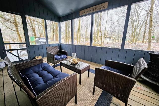 Shady Pines by AvantStay Enclosed Porch Game Rooms LakeBeach Access