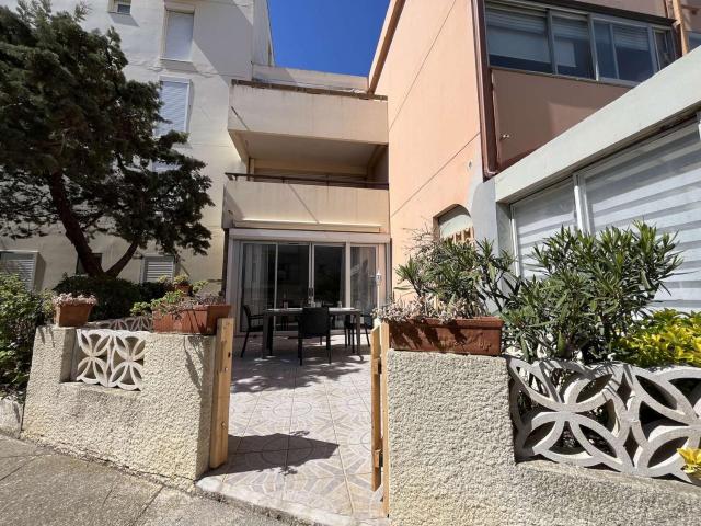 Appartement T2 rénové avec terrasse, climatisation, proche port et plage - 4 couchages, parking inclus - FR-1-229-880