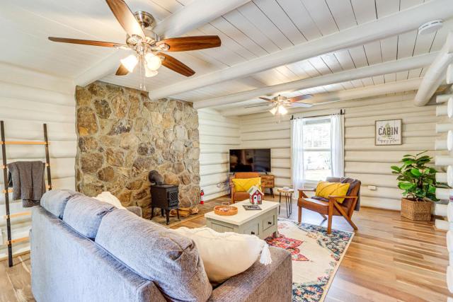 Dog-Friendly Hiawassee Cabin with Decks and Fire Pit!