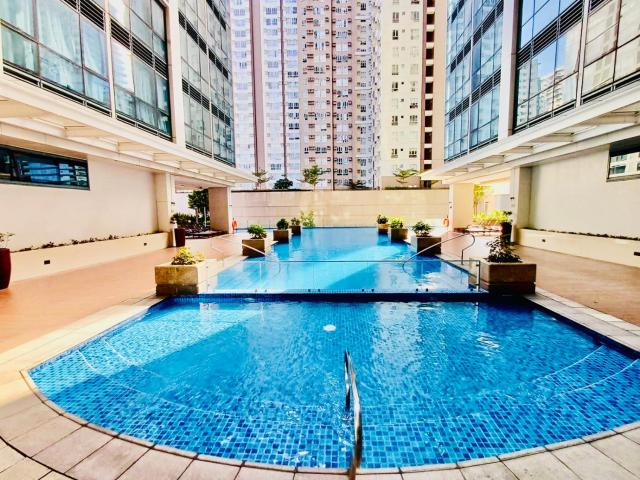 BGC Luxury Condo - Pool, Wi-Fi, City View - Suite 17