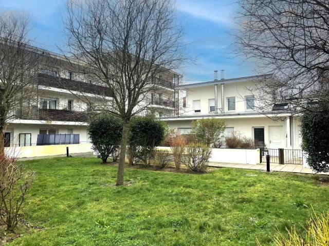 Appartement spacieux avec rooftop et garages privés à 3 min de la gare d'Épernon - FR-1-581-129