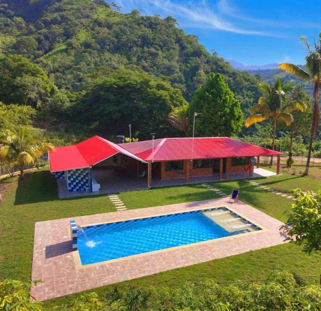 casa campestre con piscina y vista a las montañas