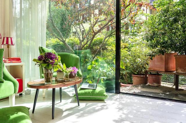 Stylish Garden-Gem by Lake: Pet-Friendly & Central